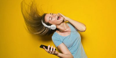 Jente hører på musikk